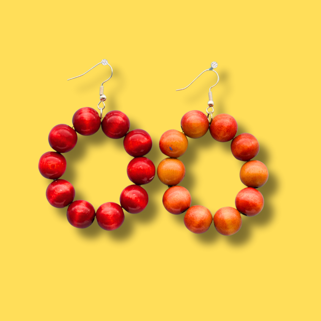 Örhängen röda och oranga ringar