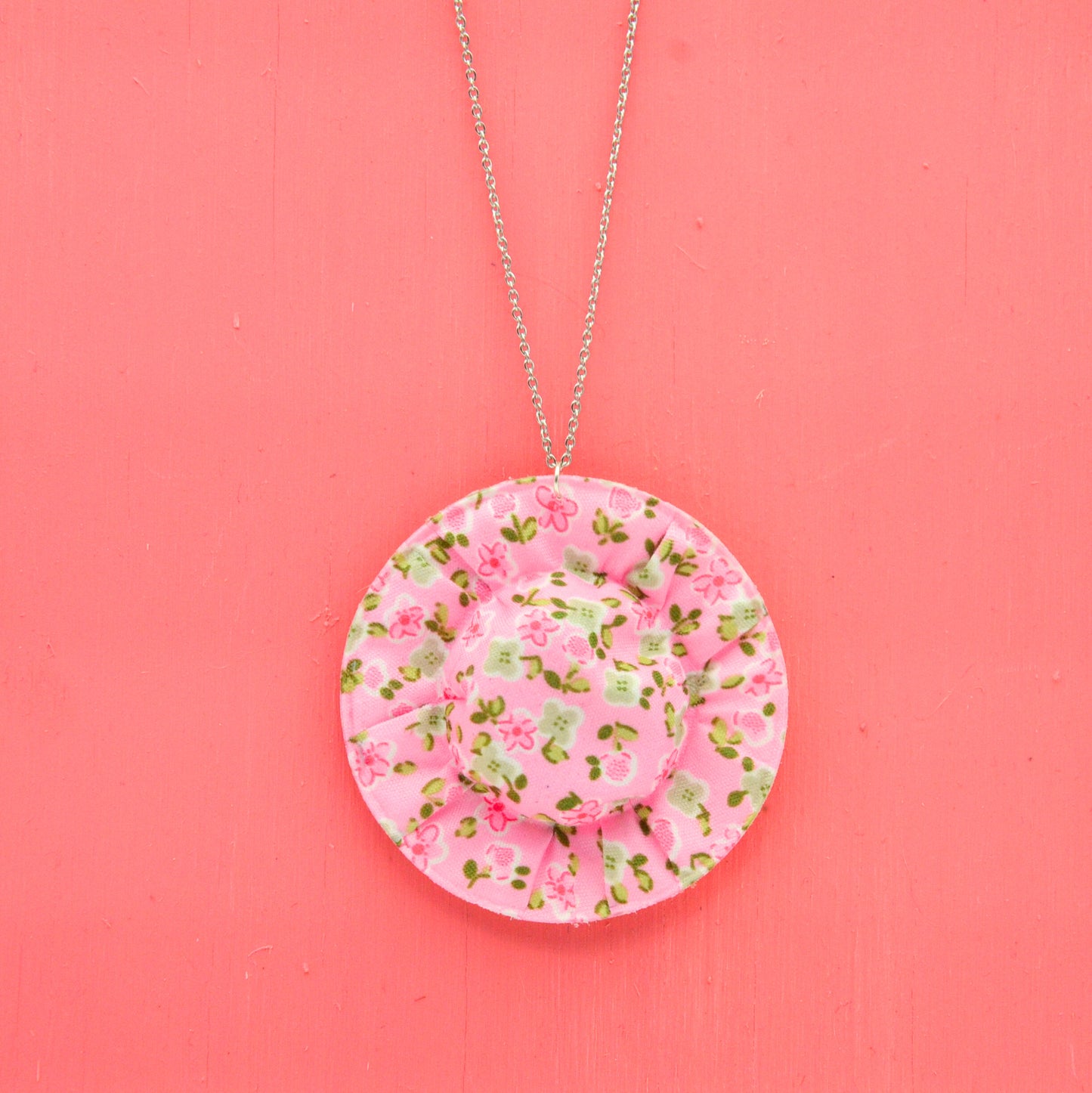 Halsband blommig hatt