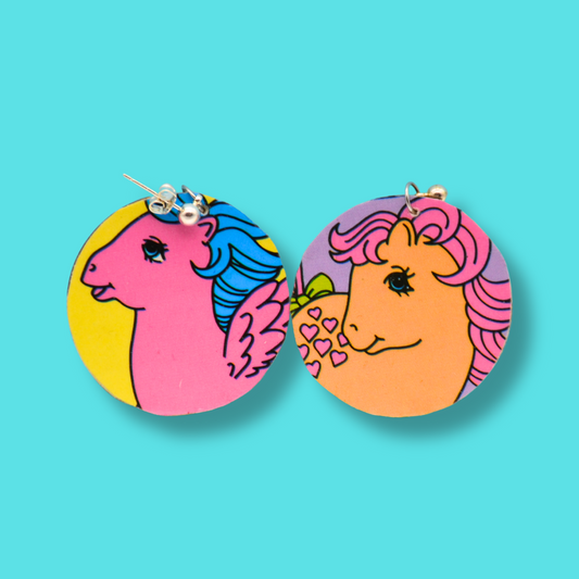 Örhängen rosa och oranga ponnys